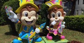 六福村のキャラクター哈比(猿の男の子)と哈妮(猿の女の子)