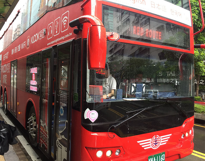 ２階建ての真っ赤な台北観光バスで台北の観光スポットをぐるり