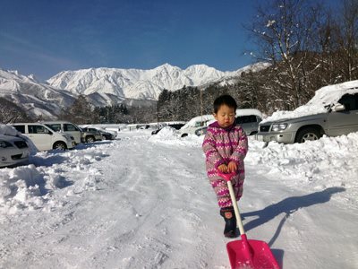 私が雪国・長野県小谷村&白馬村でシングルマザーになってすぐ、2歳に。毎日の雪かきを手伝ってくれました。写真はやっと入れた白馬の公営アパートの駐車場。毎朝出発前に30分の雪かきが必要でした。 我在日本長野縣小谷村&白馬村當單親媽媽的時候，兒子兩歲了。他幫我每天的鏟雪。照片是公寓的停車場。每天早上出門時候花了半小時鏟雪。