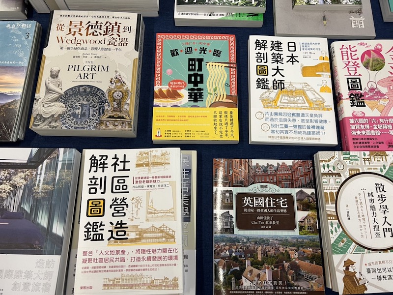 先日たまたま訪れた、大溪という場所にある独立書店『天井逅書』にも平積みされていました！感激。