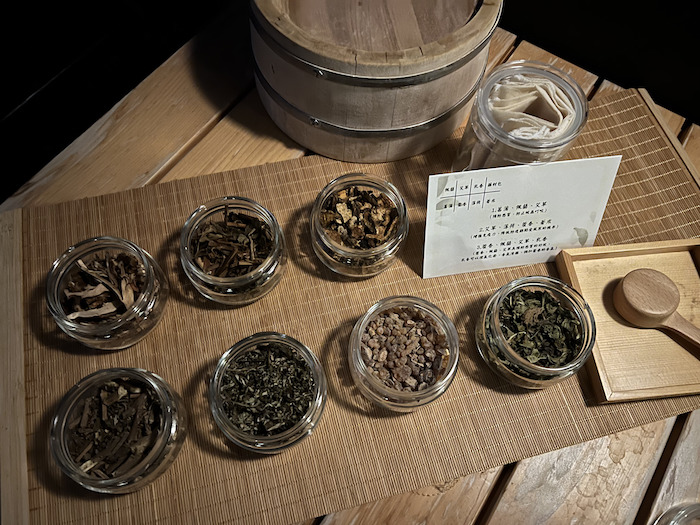 台湾の生薬やスパイスを自分で組み合わせて入浴剤にできる「草根木皮（そうこんもくひ）の湯」