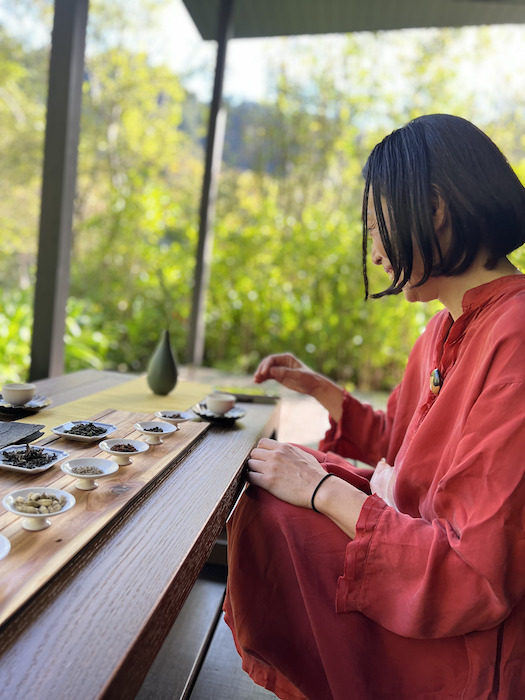 「星のやグーグァン」お庭を目の前に3種類の台湾茶をいただきました