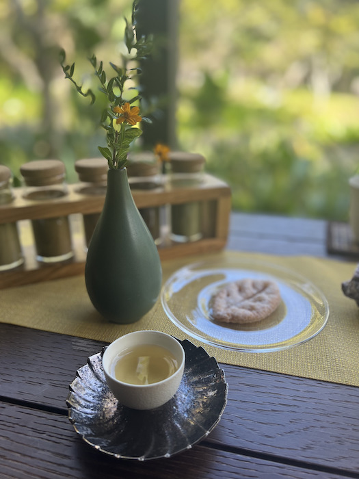 「星のやグーグァン」お庭を目の前に3種類の台湾茶をいただきました